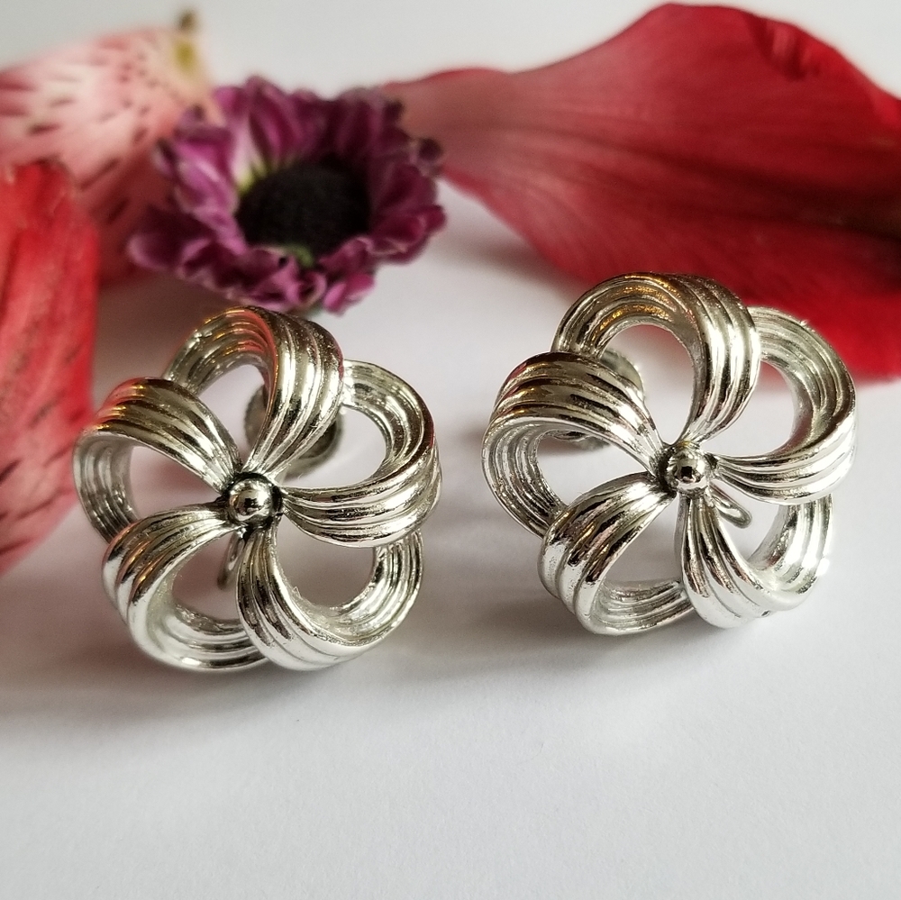 Vintage Lisner earrings flower screwback silver tone floral